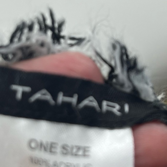 TAHARI reversible Scarf - Picture 9 of 9